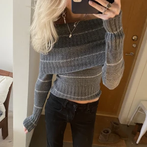 Stickad off shoulder tröja - Såå sjukt fin stickad tröja med glittriga ränder🥰