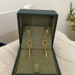 Handgjorda örhängen  - Såå fina handgjorda örgängen som liknar maria nilsdotter, dessa har jag bara ett par av därav att de är lite dyrare samt att jag inte har bild med de på🥰❤️