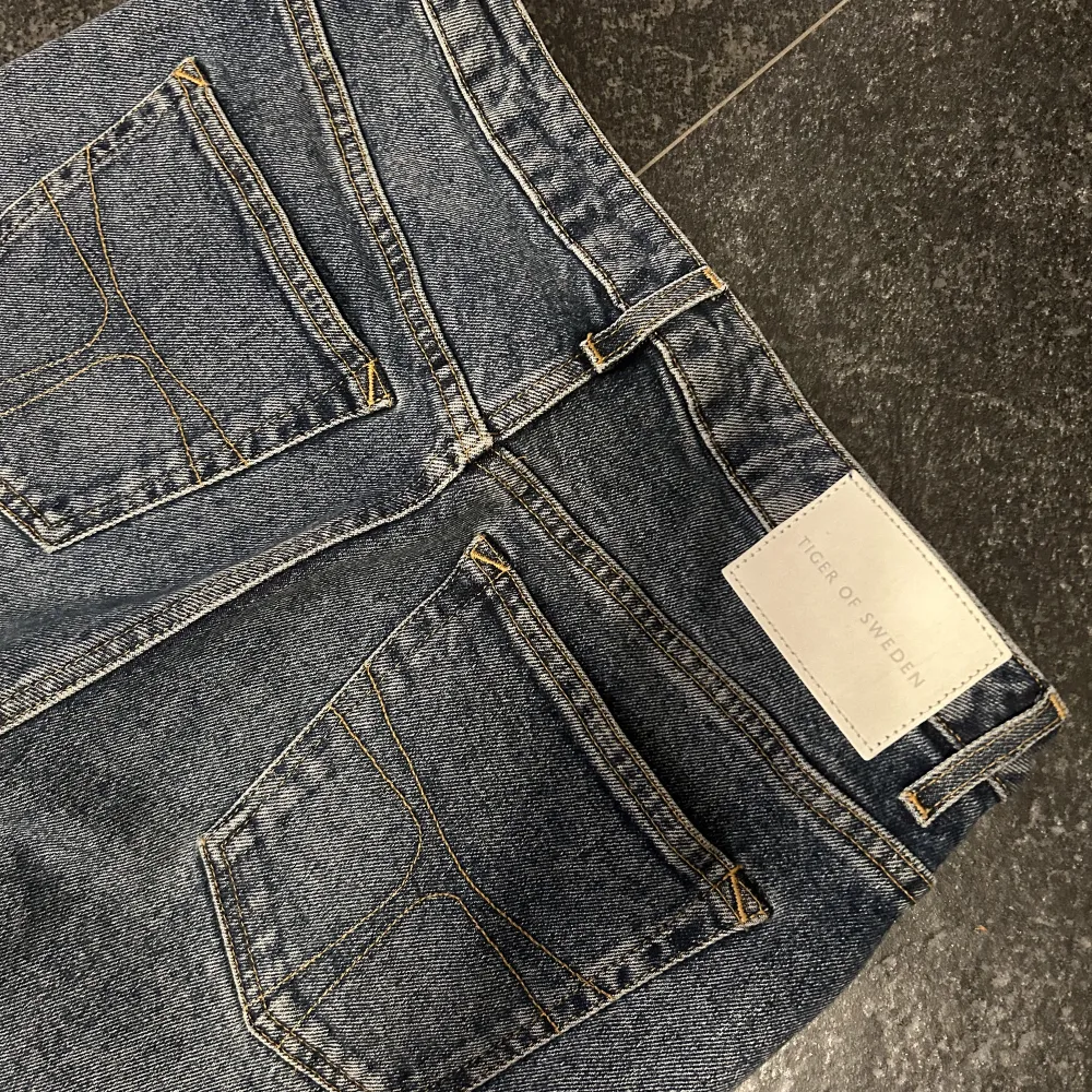 Säljer mina Tiger Of Sweden Jeans då dem är för stora på mig, det är strl. 30/32, dem passar mig perfekt i längden och jag är 164. Nypris är ca 1299kr och jag säljer för 300kr, köper står för frakten.  Skriv om ni har frågor eller vill ha fler bilder<3. Jeans & Byxor.