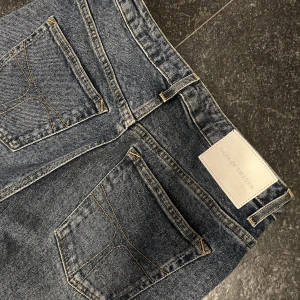 Tiger of Sweden Jeans - Säljer mina Tiger Of Sweden Jeans då dem är för stora på mig, det är strl. 30/32, dem passar mig perfekt i längden och jag är 164. Nypris är ca 1299kr och jag säljer för 300kr, köper står för frakten.  Skriv om ni har frågor eller vill ha fler bilder<3