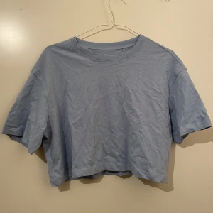 Croppad t-shirt - Croppad baby blå t-shirt från New Yorker. Storlek S. Oanvänd. Pris kan diskuteras. 