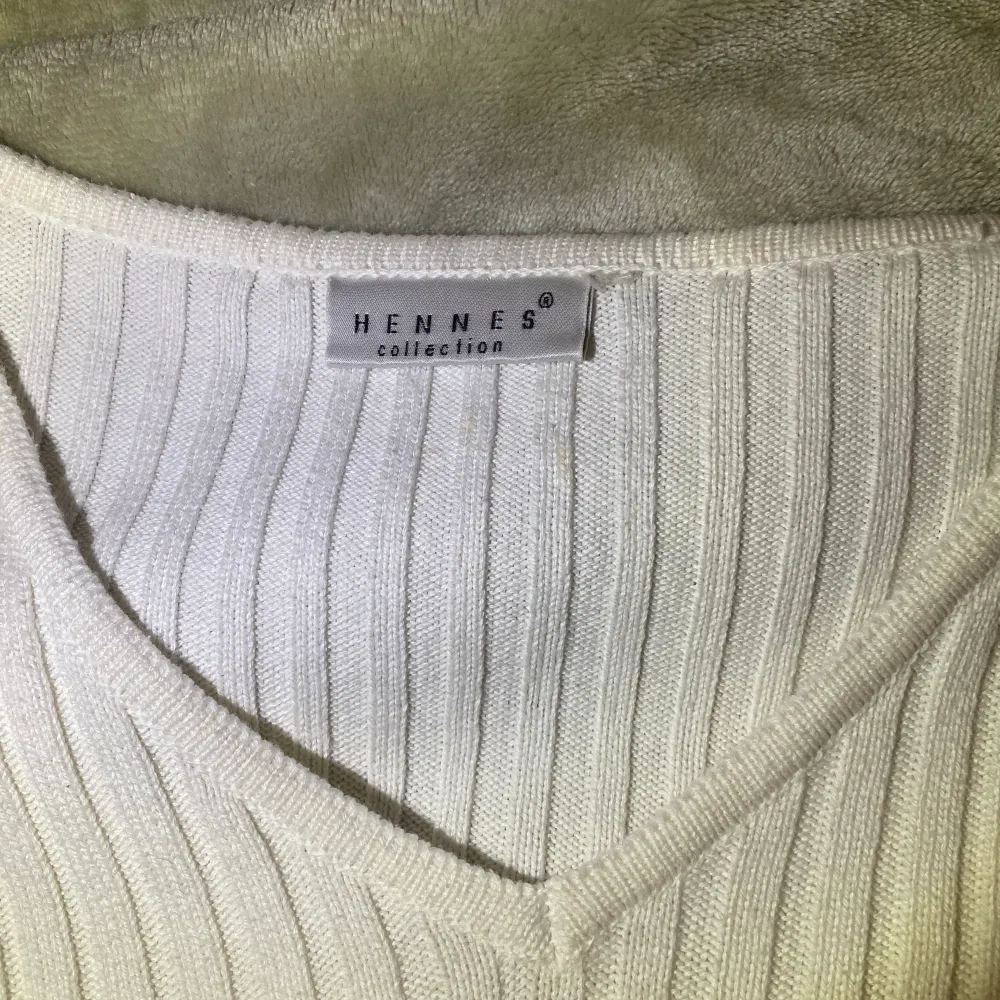 Super fin vit långärmad tröja från HENNES collection ❤️ Står inte vad för storlek det är men skulle säga att XXS-M. Frakt tillkommer! 💕. Tröjor & Koftor.