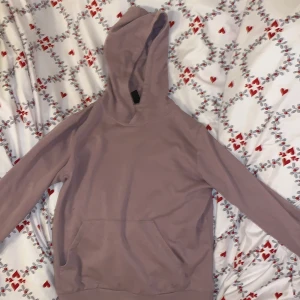 Lila Hoodie - Denna hoodie är storlek 158/164, bra för dig som är runt 150 cm. Den är lila och är från märket SOC. Den är nyskick och är inte riven eller sönder. Den har en ficka som gå igenom båda sidorna. Den är också fleece lined inuti.