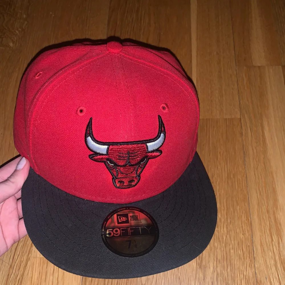 as schysst äkta Chicago Bulls keps köpt från hatstore för 500kr, säljs inte längre på hemsidan, har haft den länge men har inte kommit till användning. skriv vid frågor. Övrigt.