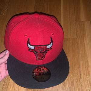 as schysst äkta Chicago Bulls keps köpt från hatstore för 500kr, säljs inte längre på hemsidan, har haft den länge men har inte kommit till användning. skriv vid frågor