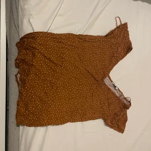 Prickig T-shirt  - Prickig T-shirt i brun  Storlek xs