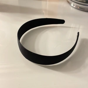 Diadem - Ett svart diadem som aldrig e använt. 