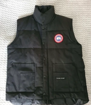 Canda goose väst - Säljer min canda goose väst nu för ett bra pris o har inte använts de mycket alls typ 3 gånger om ni vill köpa skriv DM eller om någon vill byta mot nå och den är äkta💯✅