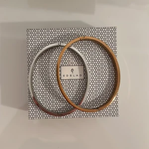 Armband  - Säljer dessa fina armband köpta från raglady❤️ det står texter på dom, använda fåtal gåner, väldigt bra skick!❤️100kr styck