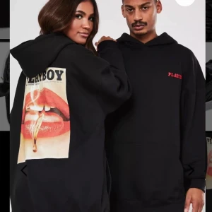 Playboy hoodie  - Säljer min Playboy hoodie från missguided. Nästan aldrig använd. Nyskick och storlek 32/34 men väldigt oversize!💗köpt för 600kr. Skriv om du vill ha bättre bild! 