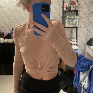 Fin blus - Säljer kläder pga utresning allt är i fint skick, köparen står för frakten 💙 använd 1 gång super fin