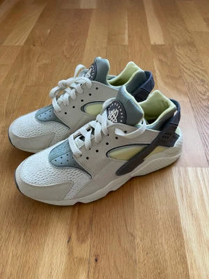 Nike Air Huarache  - Nike Air Huarache Coconut Milk Storlek 41  26 cm 