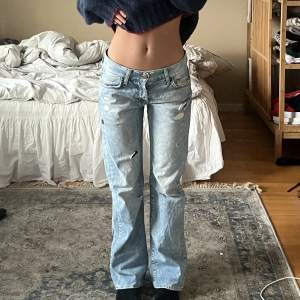 Lågmidjade jeans! Midjemåttet 38cm och innerbenslängden 78cm