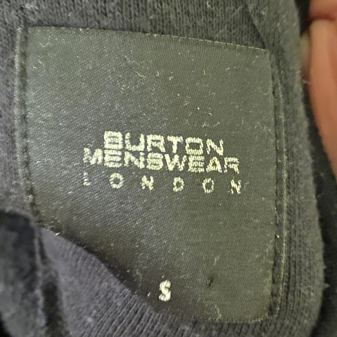 Snygg svart hoodie i storlek S - 91