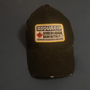 Dsquared keps - Dsquared keps använd ett par gånger men har en ny keps så använder den inte helt enkelt svart keps går att ändra storleken där bak som man kan se på bilden