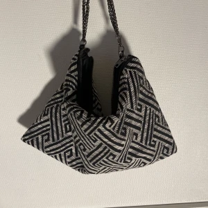 Väska  - Så fin väska köpt i secondhand butik. Väskan är i mycket bra skick! Frakt igår ej i priset🌟💗
