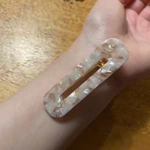 Hårklämma - En vanlig hårklämma. Rosa marmor med guld därbak. Samfraktar gärna 🥰