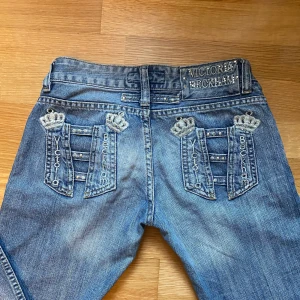 Victoria Beckham jeans - jag måste tyvärr sälja dessa SUPER SNYGGA Victoria Beckham jeans som är köpta här på Plick då de inte passade mig🥲 Innerbenslängden är 84cm och midjemåttet är 78cm. Inuti står det storlek 28. Sista bilden är lånad av hon jag köpte de av 