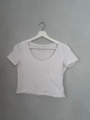 Crop top - Skitsnygg vit croptop! Jättefin till ett par lowwaist jeans o en kofta! Jätte bra basic i garderoben💋 skriv för bild på!🫶🏼