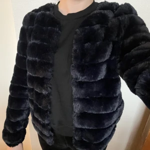 Puffer jacka - Jätte fint elegant puffer. Använd bara en gång.