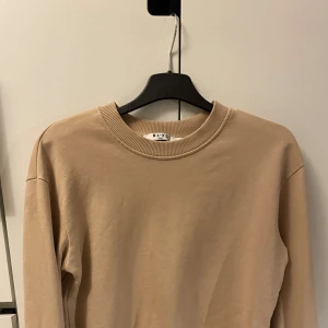 Basic sweatshirt  - Beige sweatshirt från NA-KD som passar till alla outfits