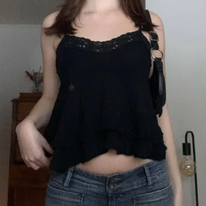 Svart linne - Sött volangigt linne med spets upptill, originellt från märket Celsea! 💗