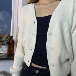 Kofta - En jätte fin krämvit kofta, i super mysigt material. Köpt på PULL&BEAR i storlek small, i fint skick💕