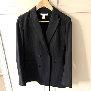 Randig marinblå kavaj - Randig marinblå kavaj. Bra skick.