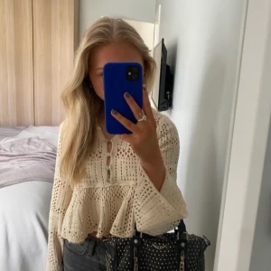 Zara blus - Supersöt vit/beige blus från zara! Storlek S och helt slutsåld💕