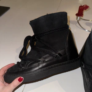 SISTA CHANSEN ❗️ Inuikii Classic Wedge - Säljer dessa trendiga skor från Inuikii i modellen Classic Wedge. Använda enstaka gånger. Är i mycket fint skick. Storlek 37. Nypris 2899. Hör av er vid intresse eller frågor!