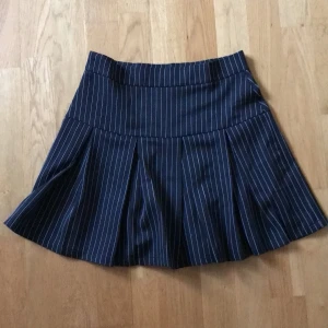 Striped pleated skirt - Never used before becuase its too small, size: 36💕price of shipping is on you. Contact my insta for more info⭐️