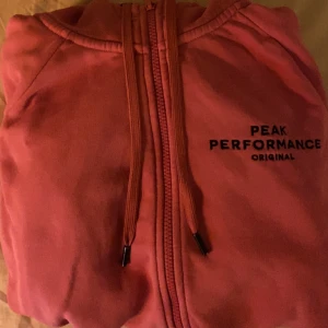 Peak performance hoodie - Säljer min Peak performance tröja då den aldrig används, köpt för 1100kr, skriv för fler bilder.  frakt tillkommer 