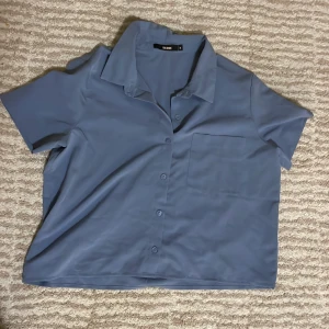 Ljusblå blus  - Jättesöt t-shirtskjorta / blus, knappt använd 