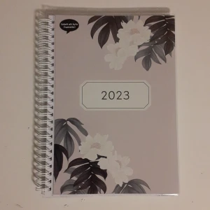 Kaländer 2023 - Fin kaländer för 2023, perfekt för den som inte hittat någon ännu! Helt oanvänd och med extra blad längst bak för telefonnunmer, anteckningar etc 🌼 Frakt: 60kr