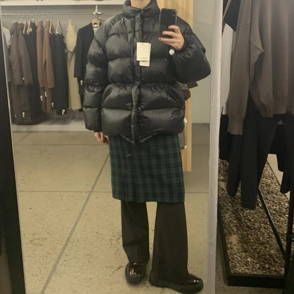 Rodebjer Maurice puffer jacket! Nyligen köpt för 5995kr, använd 2-3 gånger, strl XS men passar för mig som vanligtvis bär S/M också beroende på hur en vill att den ska sitta . Jackor.