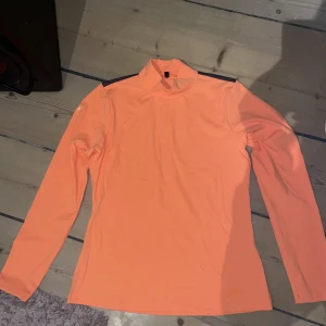 Maya delorez rid tröja  - Säljer min maya delorez ridtröja. Man kan ha den som både tävlings tröja eller bara träningströja. Har aldrig använt den  Färgen är mer aprikos  Köparen står för frakten. Nypris 800 Nu 200