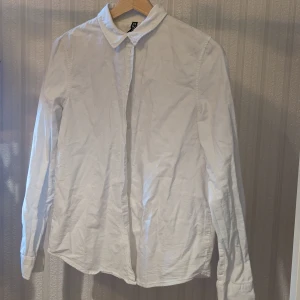 Skjorta  - Säljer den då den har blivit för liten. Från början var den vit men har tyvärr blivit missfärgad i tvätten så den är lite mot det gråblå hållet :( utöver det så är den i bra skick. Skickar inte kan bara mötas upp.