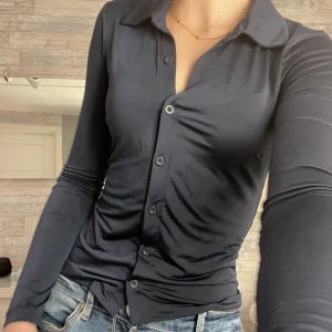 Mörkblå skjorta - Skjorta i polyester från bikbok i storlek XS. Sparsamt använd, utan fel