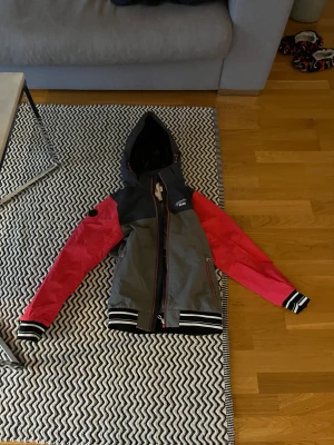Altitude 8848 windbreaker - Altitude 8848 windbreaker. Skick 10/10 Inga skador alls på jackan. Storlek 150. Frågor om den eller fler bilder så skriv privat