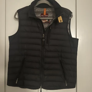 Parajumper väst - Använd fåtal gånger, bra skick stl. M 💕(säljer åt min kille)