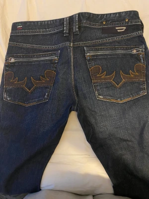 Diesel jeans - Diesel strl 32*32 En hälla fram är trasig. Bortklippt fåll nertill. Annars hela o fina, ej slitna. Skickas eller hämtas i Enskede eller Haningetrakten 