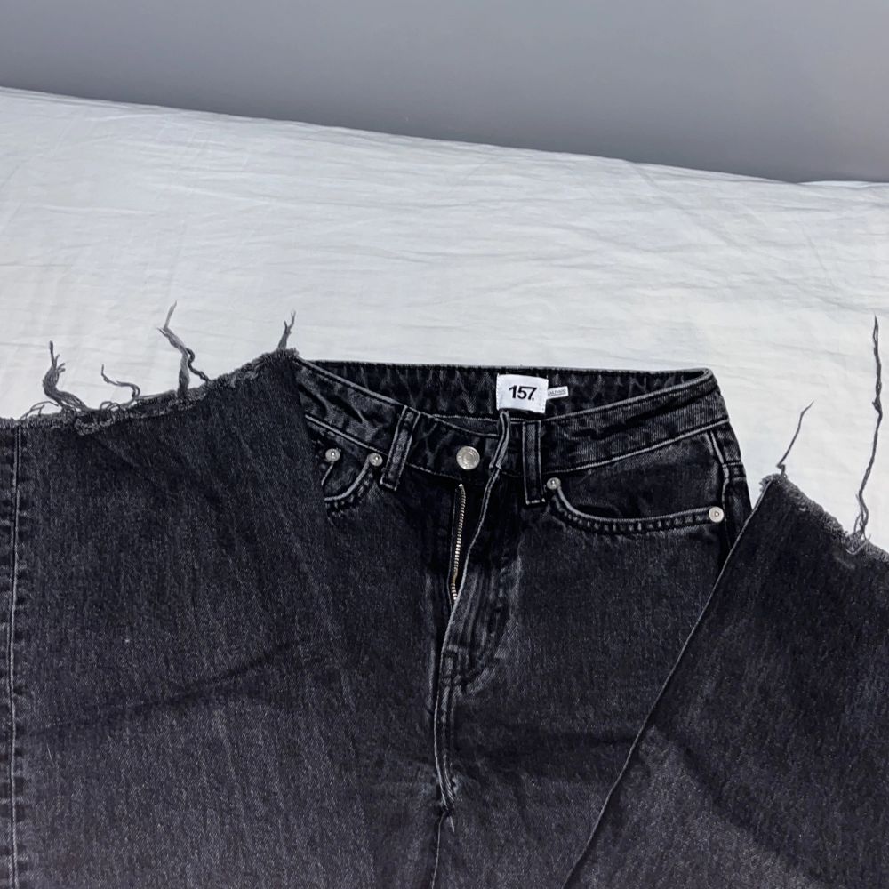 Jättefina och sköna jeans från lager 157 använt 2 gånger typ men gillar inte hur dom sittter på just mig, ingen fläck eller något hål. Avklippta nertill. (Priset kan diskuteras). Jeans & Byxor.