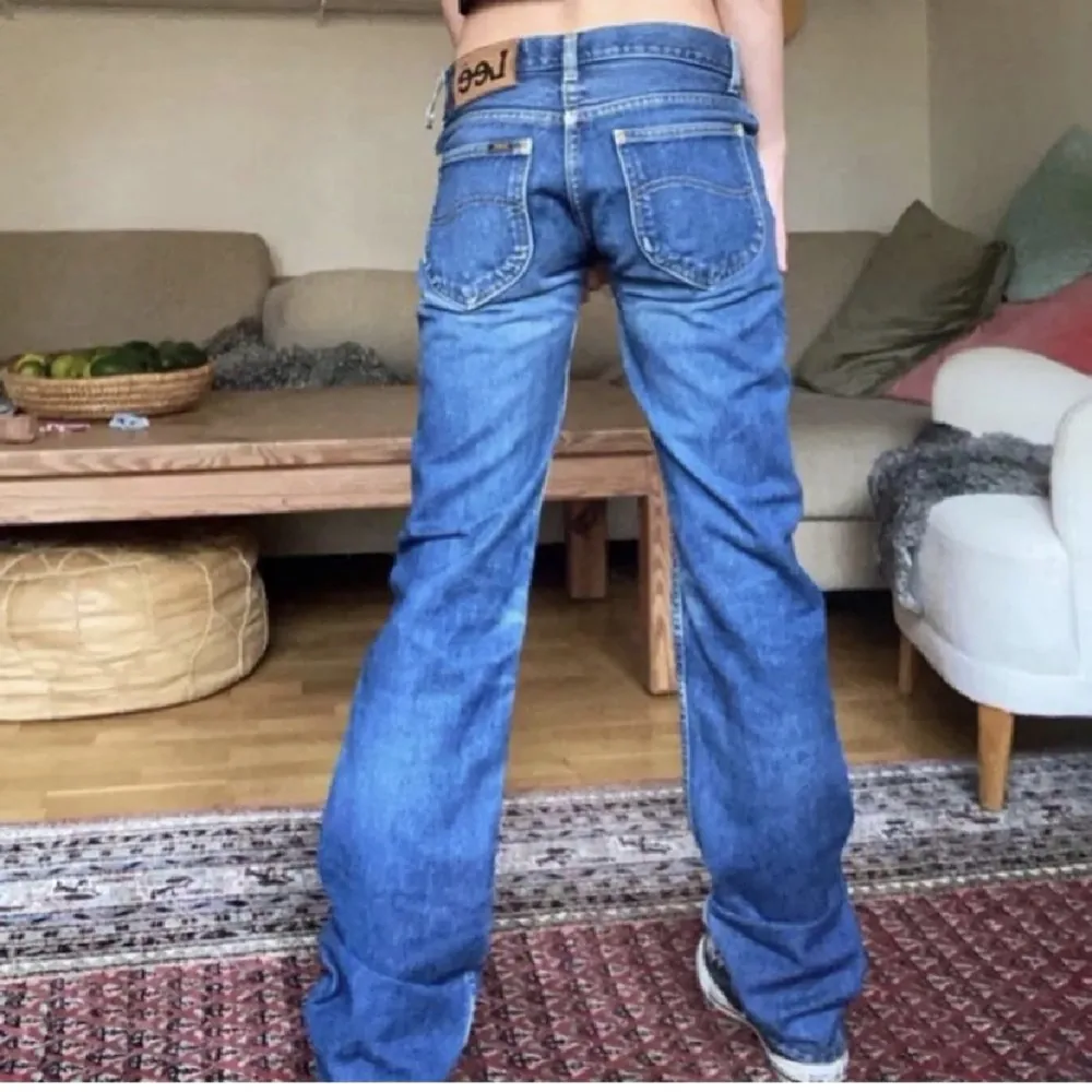 Säljer dessa Lågmidjade jeans från lee, i storlek 28/34 eftersom att dom är lite för små för mig💓långa på mig som är 175. Jeans & Byxor.