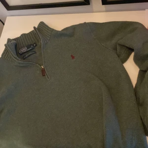 Ralph lauren half zip  - Jättesnygg grön stickad Ralph lauren half zip. Välanvänd men fortfarande bra skick!! Nypris runt 2000kr. Obs kan även tänka mig att byta mot andra kläder.