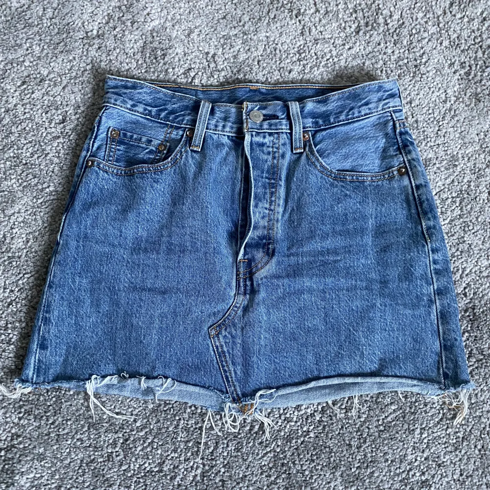 Jeanskjol från Levi’s. Använd ett fåtal gånger under en sommar. Fint skick. 80kr+ frakt💓. Kjolar.