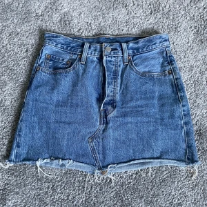 Kjol - Jeanskjol från Levi’s. Använd ett fåtal gånger under en sommar. Fint skick. 80kr+ frakt💓