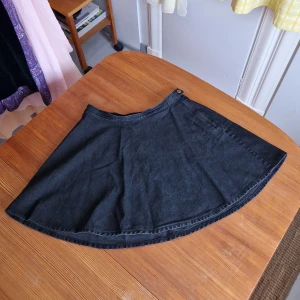 Kockad jeanskjol / cirkelkjol Monki - Jeanskjol med dragkedja och knapp i sidan.  Mycket vidd i kjolen! Faller otroligt snyggt.  Når ner på halva låret.  Fint skick. Sparsant använd. 