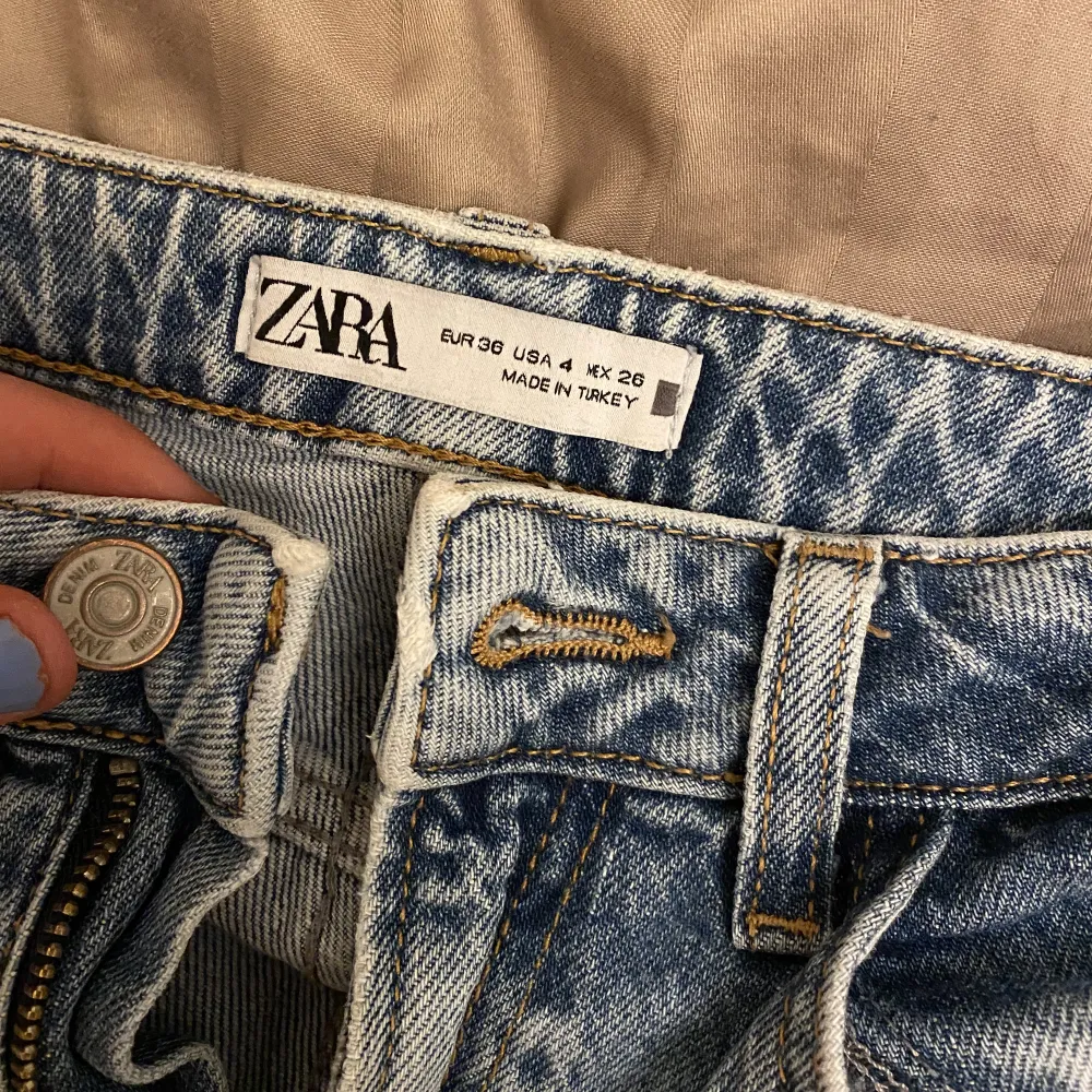 Säljer dessa jeans från Zara för dem aldrig kommer till användning. De är i storlek 36 och köpte dem för 399 och säljer dem för 250 då dem är i bra skick💝 Skriv till mig vid intresse 💓. Jeans & Byxor.