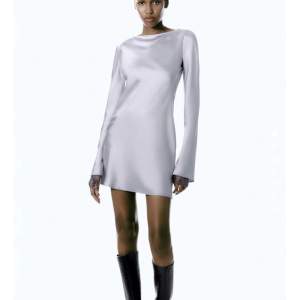 Intressekoll på denna slutsålda klänning ifrån Zara. Endast använd på nyårsafton. Köpt för 399❤️. Pris kan diskuteras 