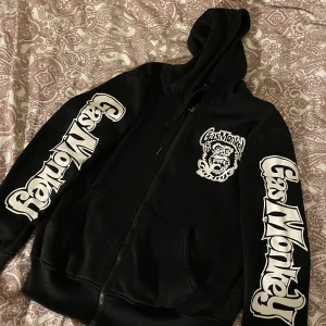 Gas monkey zip up - Säljer denna zip up hoodien med as coola tryck